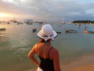mujer mirando el atardecer