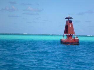 boya flotando en el caribe
