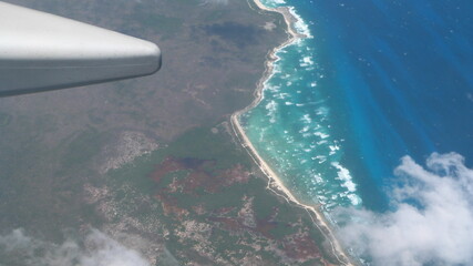 vista desde el avión de una playa paradisiaca