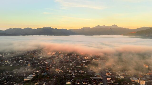 HIPERLAPSE JOINVILLE SANTA CATARINA BRAZIL BRASIL - Imagens da cidade industrial, com transito, movimento, amanhecer, na maior cidade de Santa Catarina, &eacute; poss&iacute;vel observar a movimenta&ccedil;&atilde;o 