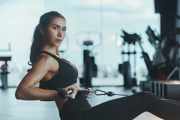 Store enrouleur occultant sans perçage Fitness Sporty woman exercising on multistation at gym for arm and shoulders muscles. Fitness exercising in gym.