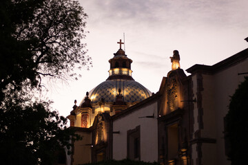 Cúpula de la iglesia de santa clara en el centro histórico de la ciudad de Querétaro por la noche, 