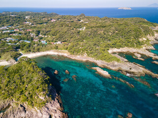 青い海と緑の森が美しい、式根島の丸根ヶ浜の空中ドローン撮影。

東京都伊豆諸島新島村式根島にて。
2023年11月2日撮影。


Aerial drone shot of Marunegahama beach on Shikinejima, with its beautiful blue sea and green forest.

At Shikinejima islnad, Niijima V