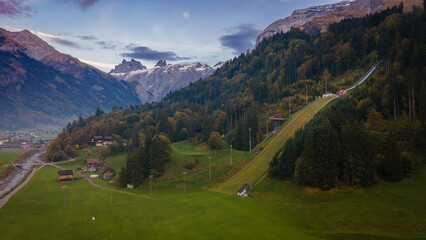 Szwajcaria,krajobraz gór ze skocznią narciarską.Zdjęcie z drona - obrazy, fototapety, plakaty
