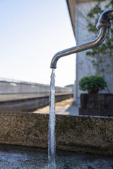 凍った水道、冬の寒い朝