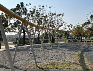 たくさんのブランコの写真