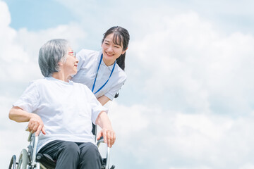 青空と介護福祉士・介護士と高齢者・シニア女性・おばあちゃん
 - Powered by Adobe