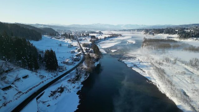 川霧が現れた冬の早朝の信濃川を飛びました（新潟県）