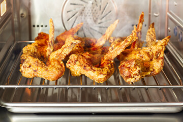 Chicken fried in an oven-type air fryer. Cooking oil-free frying at home.
