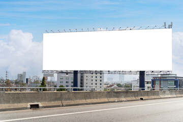 Obraz premium Empty billboard on the side of a highway. The billboard is located in a city, and it is facing the highway. The billboard is large and rectangular.