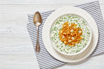 creamed peas with french fried onions, croutons