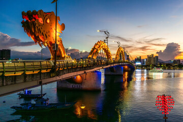 ドラゴンブリッジ（ロン橋）夕景　ベトナム　ダナン　Dragon bridge Vietnam...