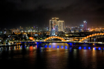 Fototapeta na wymiar ドラゴンブリッジ（ロン橋）と街の夜景　ベトナム　ダナン　Dragon bridge Vietnam Danang