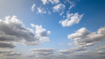 Obraz premium beautiful blue sky with white cumulus clouds for abstract background