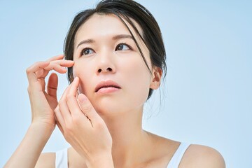 肌トラブルを心配する女性