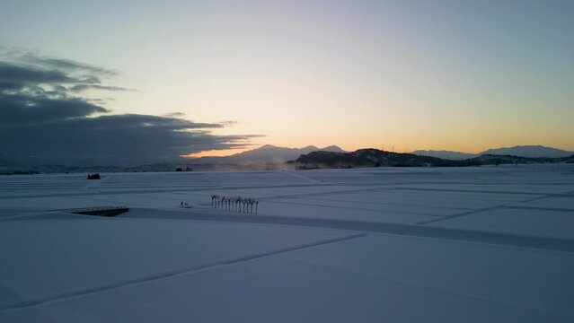 夜明け前の「はさ木」のある雪原を飛びました