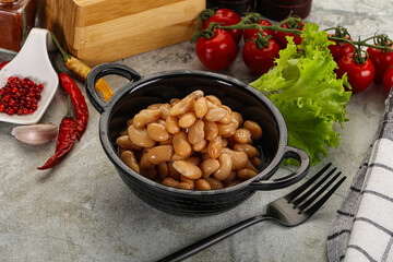 White canned beans in the bowl