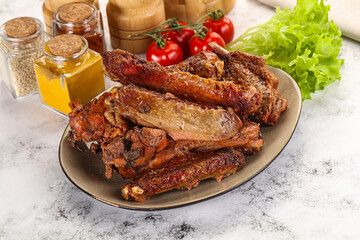 Roasted duck wings with sauce