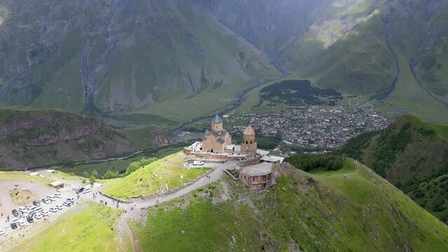 「ゲルゲティ三位一体教会」ドローン映像
Aerial view of "Tsminda Sameba Church / Gergeti Trinity Church" in Georgia. Drone shot.