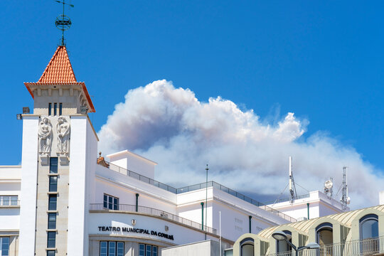 cloud formed in fire in Serra da Estrela appearing between buildings in the city of CovilhÃ