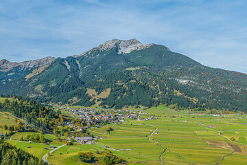 Fototapeta na wymiar Herbst im Tiroler Ausserfern rund um Biberwier, Blick zum Daniel-Massiv nahe Lermoos
