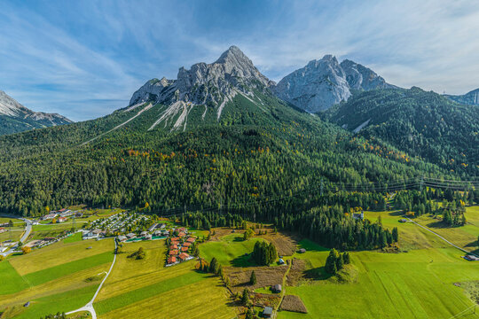 Herbst im Tiroler Ausserfern rund um Biberwier, Blick auf die markante Sonnenspitze 