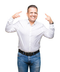 Naklejka premium Middle age arab elegant man over isolated background Smiling pointing to head with both hands finger, great idea or thought, good memory