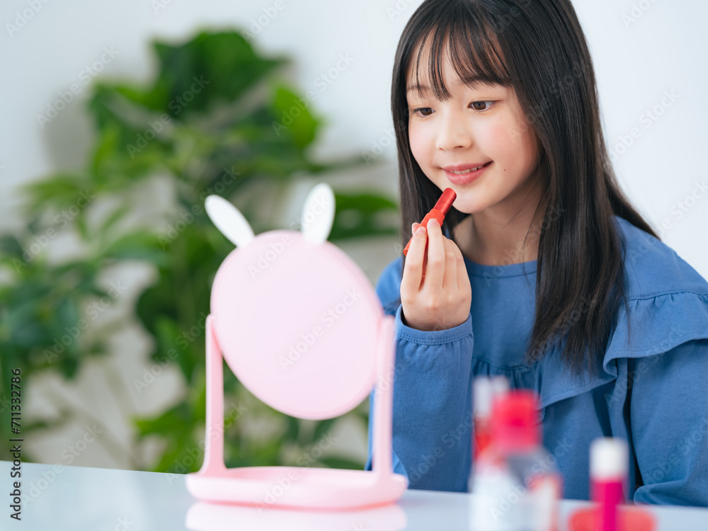 Aufkleber 鏡を見ながらメイクをする女の子　キッズコスメ
