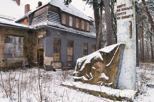 Denkmal Russisch - Winter - Schnee - Background - Cold - - Verlassener Ort - Urbex / Urbexing - Lost Place - Artwork - Creepy - Lostplace - Lostplaces - Abandoned