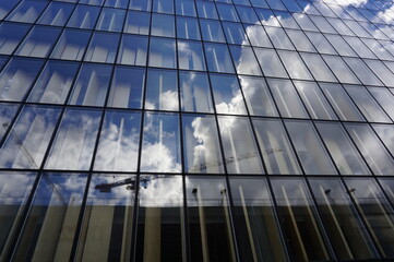 reflexion de nuages sur  mur  verre