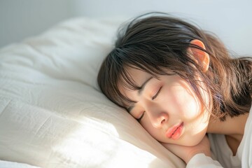 Obraz na płótnie Canvas ベッドで寝ている日本人女性のポートレート（睡眠・うたたね・寝る・快眠・休息）