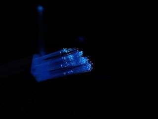 leuchtendes Hochgeschwindigkeits Internet-Glasfaserkabel für den Breitbandausbau, FTTH Ausbau,...