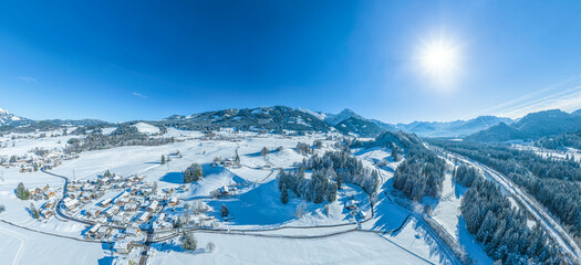 Fototapeta na wymiar Traumhafter Winter, blauer Himmel und strahlender Sonnenschein im Oberallgäu bei Fischen-Au