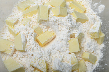 Masło pokrojone w kostkę wymieszane z biała mąką z bliska