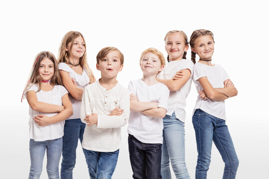 sechs Kinder in Jeans Studioportrait Gruppe 