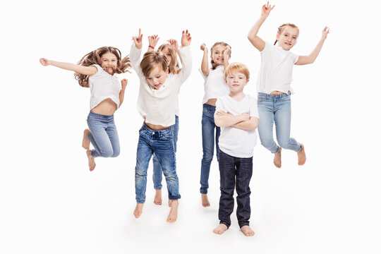 sechs Kinder in Jeans Studioportrait Gruppe 
