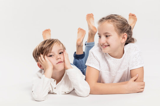 Studioportrait Geschwister in Jeans