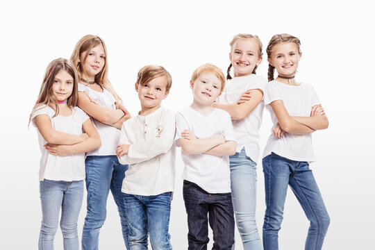 sechs Kinder in Jeans Studioportrait Gruppe 