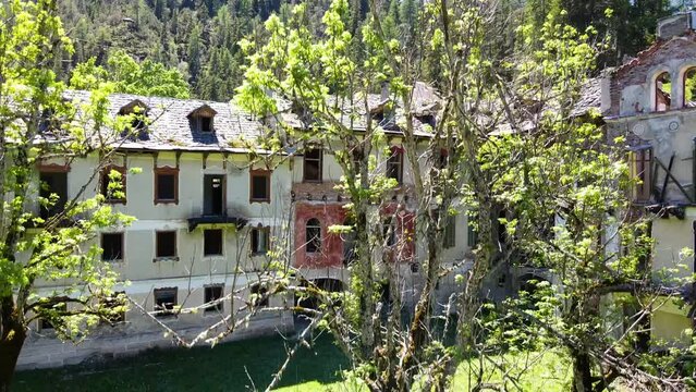 Drohnenflug Wildbad Innichen in S&uuml;dtirol Lost Place