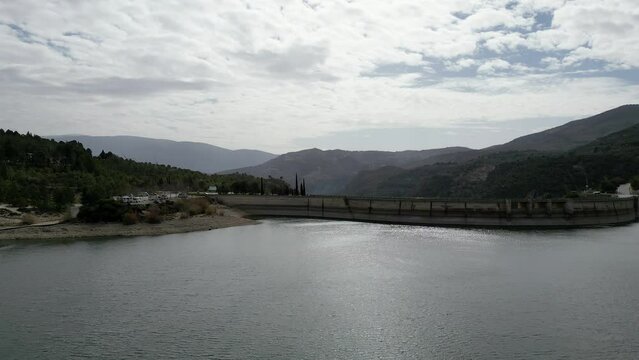 Drone footage of the Beznar reservoir and dam in the Lecr&iacute;n Valley, Granada, Spain