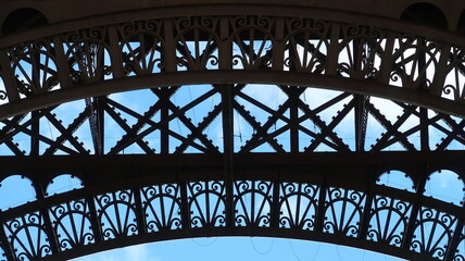 Détail d’architecture de la tour Eiffel, célèbre monument de la ville de Paris, zoom sur la structure d’un arc sous le premier étage (France)