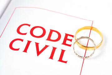 deux alliances posées sur un code civil