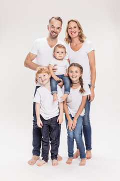 Familie mit drei Kindern Studioportrait in Jeans