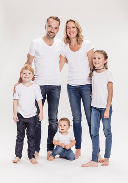 Familie mit drei Kindern Studioportrait in Jeans