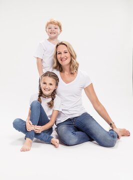 Mutter mit zwei Kindern Studioportrait in Jeans