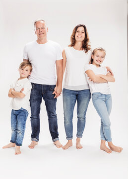 Familie mit zwei Kindern Studioportrait in Jeans