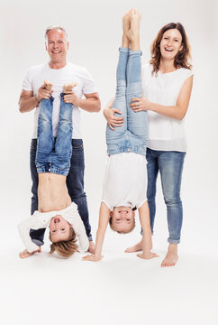 Familie mit zwei Kindern Studioportrait in Jeans