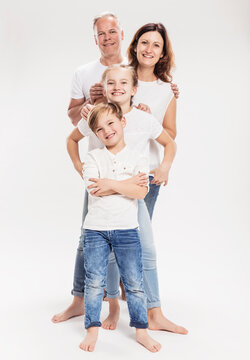 Familie mit zwei Kindern Studioportrait in Jeans
