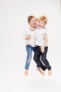 Studioportrait zwei Jungs Freunde eng umarmt 