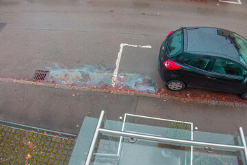 Ölfilm Ölspur an einem Kleinwagen der Richtung Abwasserdole läuft